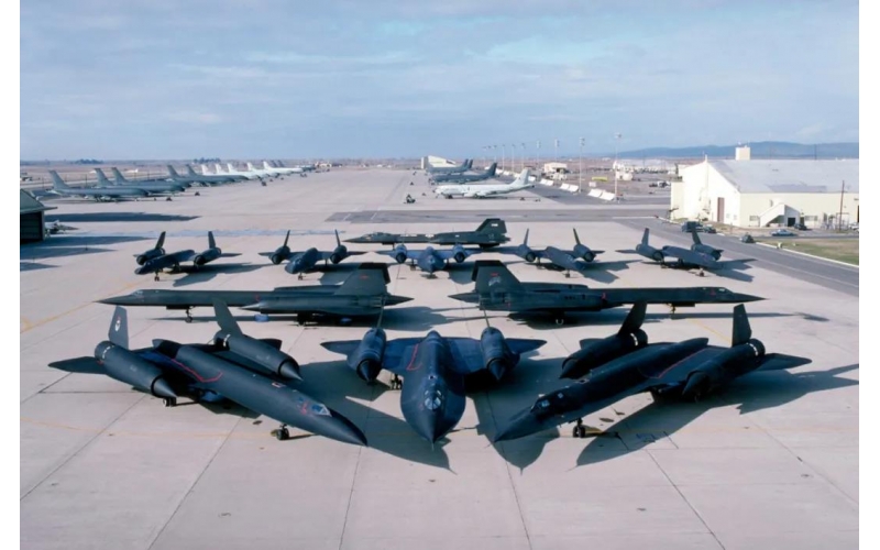 外表科幻的SR-71“黑鳥”偵察機，為什么突然就退役了？